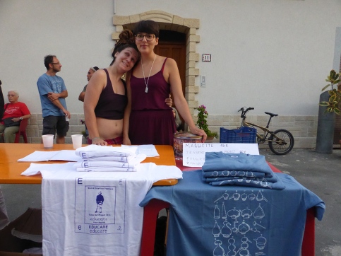 Daniela e Simona indispensabili con il tesseramento 2015 a GuilmiArtProject, durante l'inaugurazione di Avanzi di Elena Mazzi