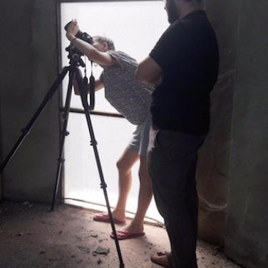 Cosimo Veneziano e Matilde Martino fotografano all'interno della torre dell'acqua. Foto Lucia Giardino