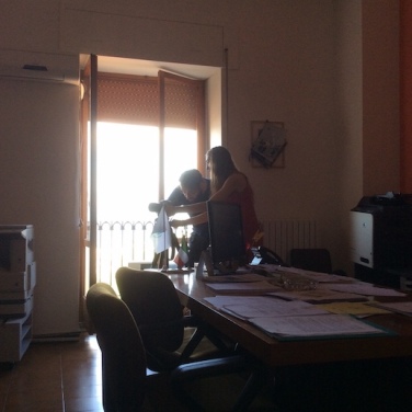 Cosimo Veneziano e Matilde Martino fotografano nell'ufficio del sindaco. Foto Lucia Giardino