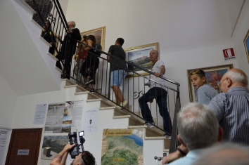 Inaugurazione mORALE. Al Comune di Guilmi, la scalinata verso gli uffici al piano superiore. Foto Matilde Martino